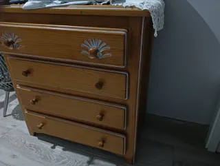 Cómoda 5 cajones y mesita de noche