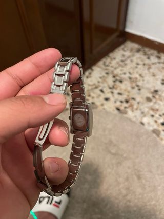 Reloj de pulsera plateado y negro