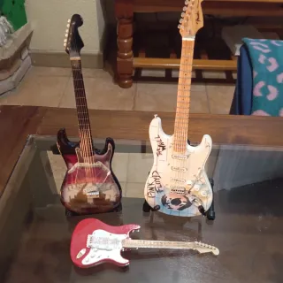3 repliche di chitarre elettriche