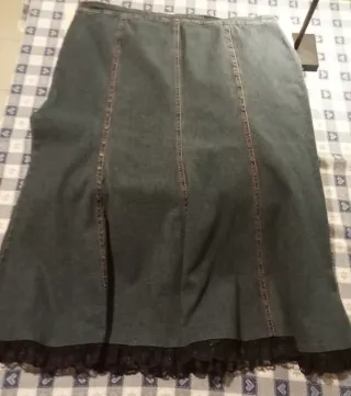 Gonna midi in denim con pizzo