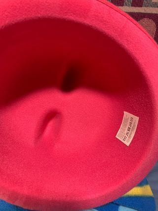 Sombrero de gato rosa con ojos y nariz