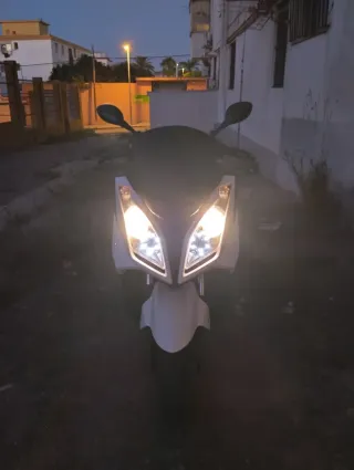Moto Scooter Blanca y Negra