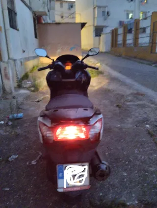 Moto Scooter Blanca y Negra