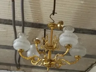 Lámpara de techo dorada con tulipas