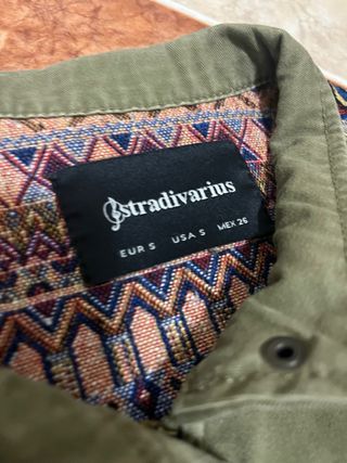 Chaqueta Stradivarius verde caqui
