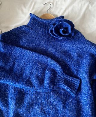 Jersey punto azul con flor