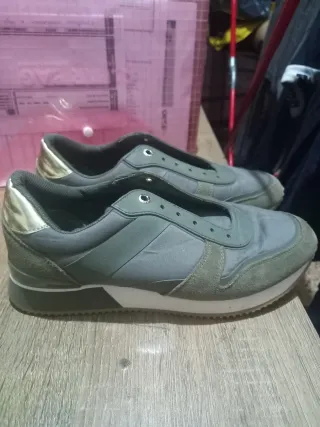 Zapatillas deportivas verdes y doradas