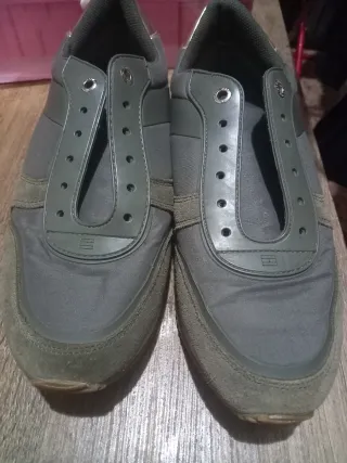 Zapatillas deportivas verdes y doradas