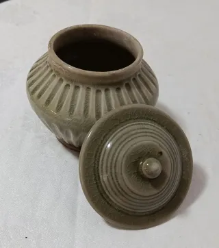 Caja pequeña Celadón con tapa