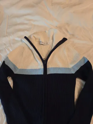 Chaqueta punto Stradivarius azul y blanco