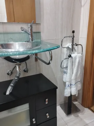 Lavabo con mueble y espejo