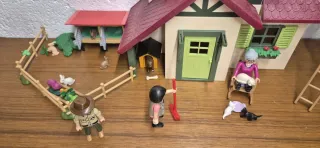 Casa di campagna con albero e giardino di conigli