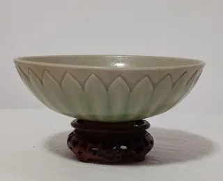 Cuenco Celadón con Diseño de Loto