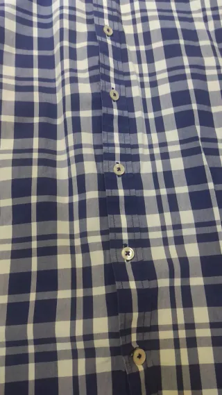 Camisa de cuadros azul y blanco