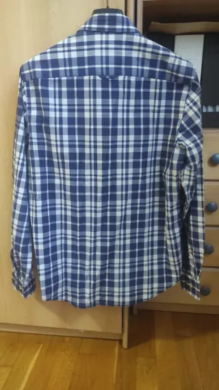 Camisa de cuadros azul y blanco