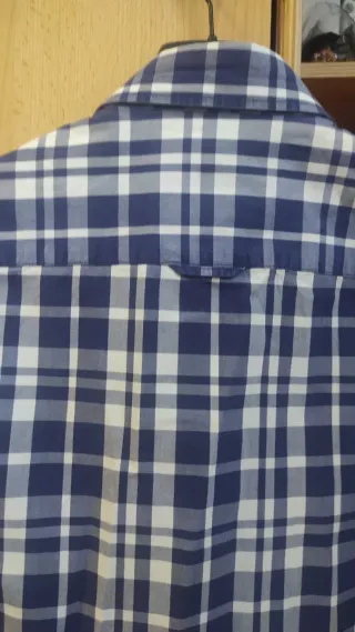 Camisa de cuadros azul y blanco