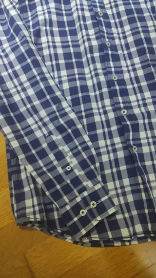 Camisa de cuadros azul y blanco