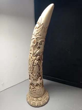 Figura cuerno tallado budista asiático