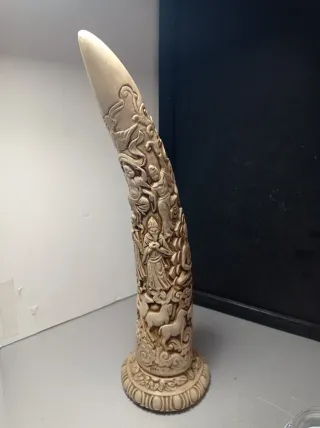 Figura cuerno tallado budista asiático