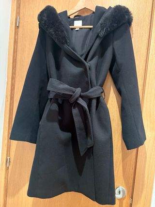 Abrigo negro H&M con capucha y cinturón