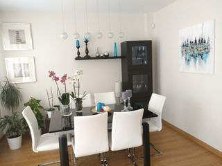 Mesa comedor negra con 6 sillas blancas