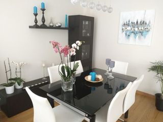 Mesa comedor negra con 6 sillas blancas