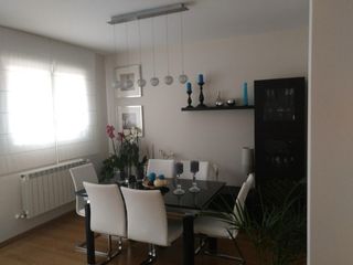 Mesa comedor negra con 6 sillas blancas