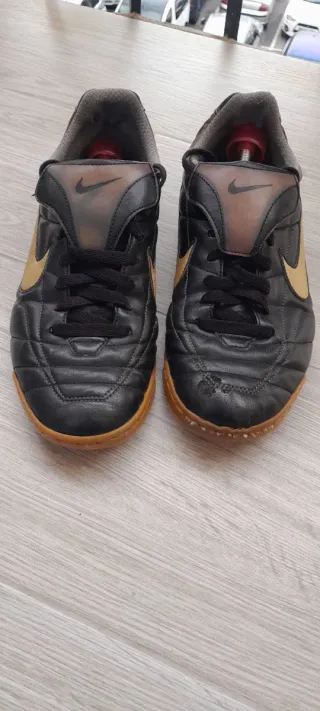 Zapatillas Nike Negras y Doradas