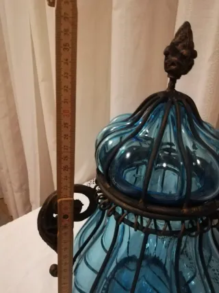 Vaso in vetro soffiato blu con gabbia metallo