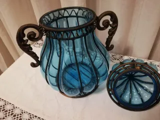 Vaso in vetro soffiato blu con gabbia metallo