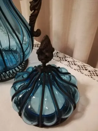 Vaso in vetro soffiato blu con gabbia metallo