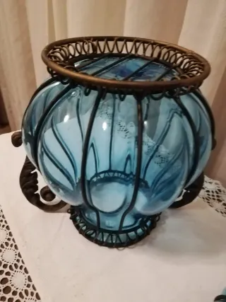 Vaso in vetro soffiato blu con gabbia metallo
