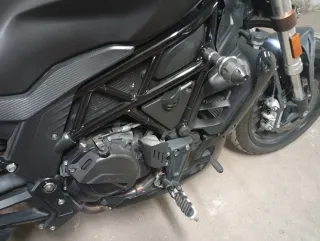 Moto Negra Deportiva con 45000 kilómetros