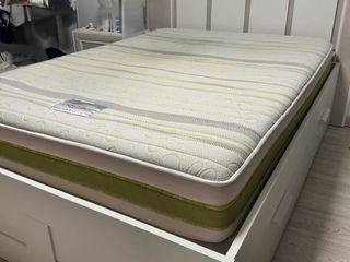 Estructura de cama con colchón