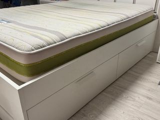 Estructura de cama con colchón