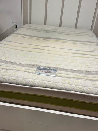 Estructura de cama con colchón