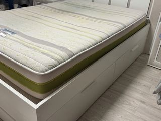 Estructura de cama con colchón