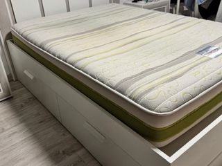 Estructura de cama con colchón