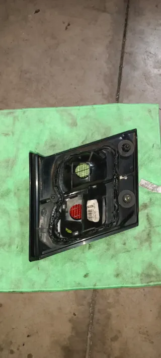 Piloto trasero izquierdo maletero Nissan Primera