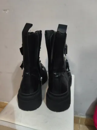 Botas negras Stradivarius con tachuelas y hebillas