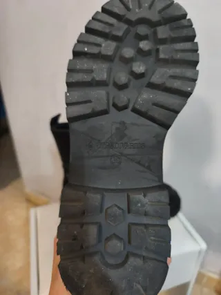 Botas negras Stradivarius con tachuelas y hebillas