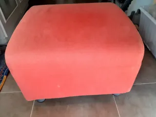 Puff o reposapiés cuadrado de color rojo
