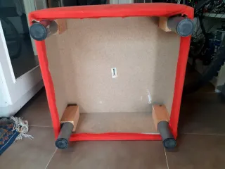 Puff o reposapiés cuadrado de color rojo