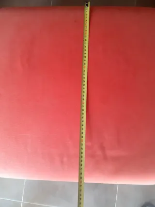 Puff o reposapiés cuadrado de color rojo