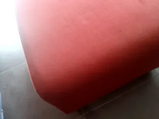 Puff o reposapiés cuadrado de color rojo