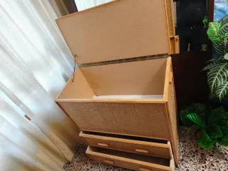 Baúl de mimbre con cajones