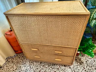 Baúl de mimbre con cajones