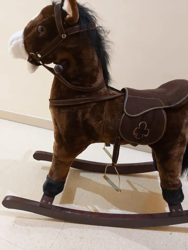 Caballito balancín marrón