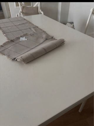 Mesa de comedor blanca extensible.