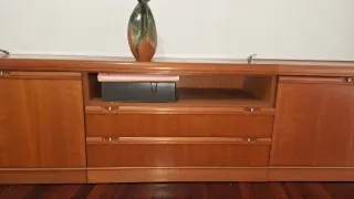 Mueble de salón de madera y cristal